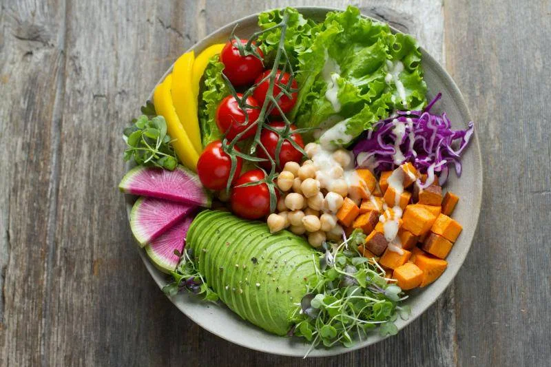 Assiette équilibrée de légumes, pois chiches et avocat