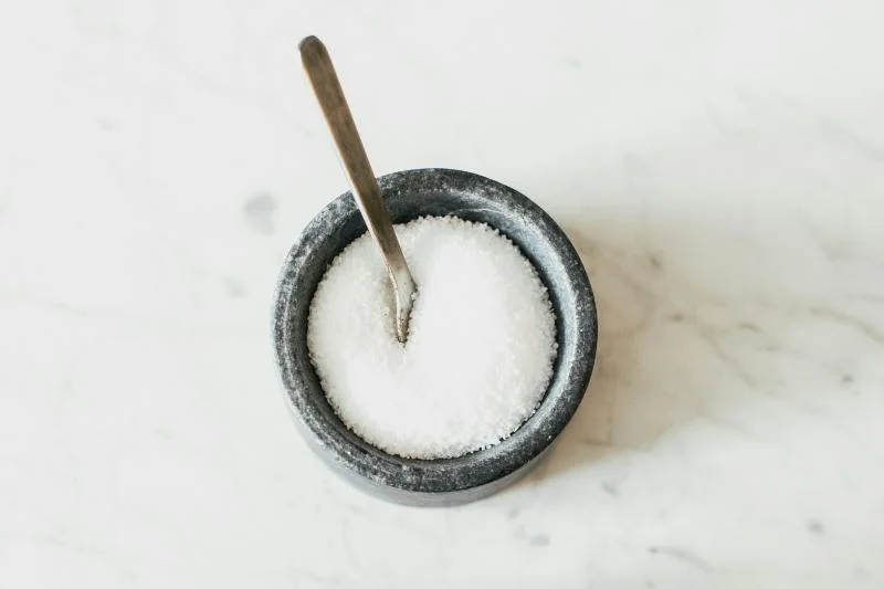 Bol de sel avec une cuillère