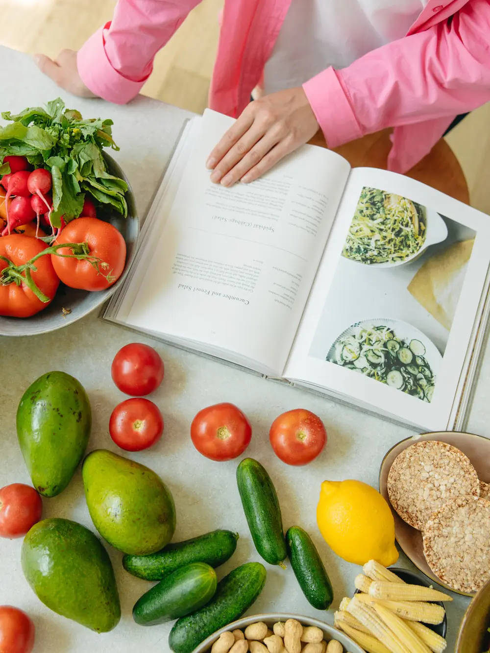 Préparation de repas maison avec des légumes frais